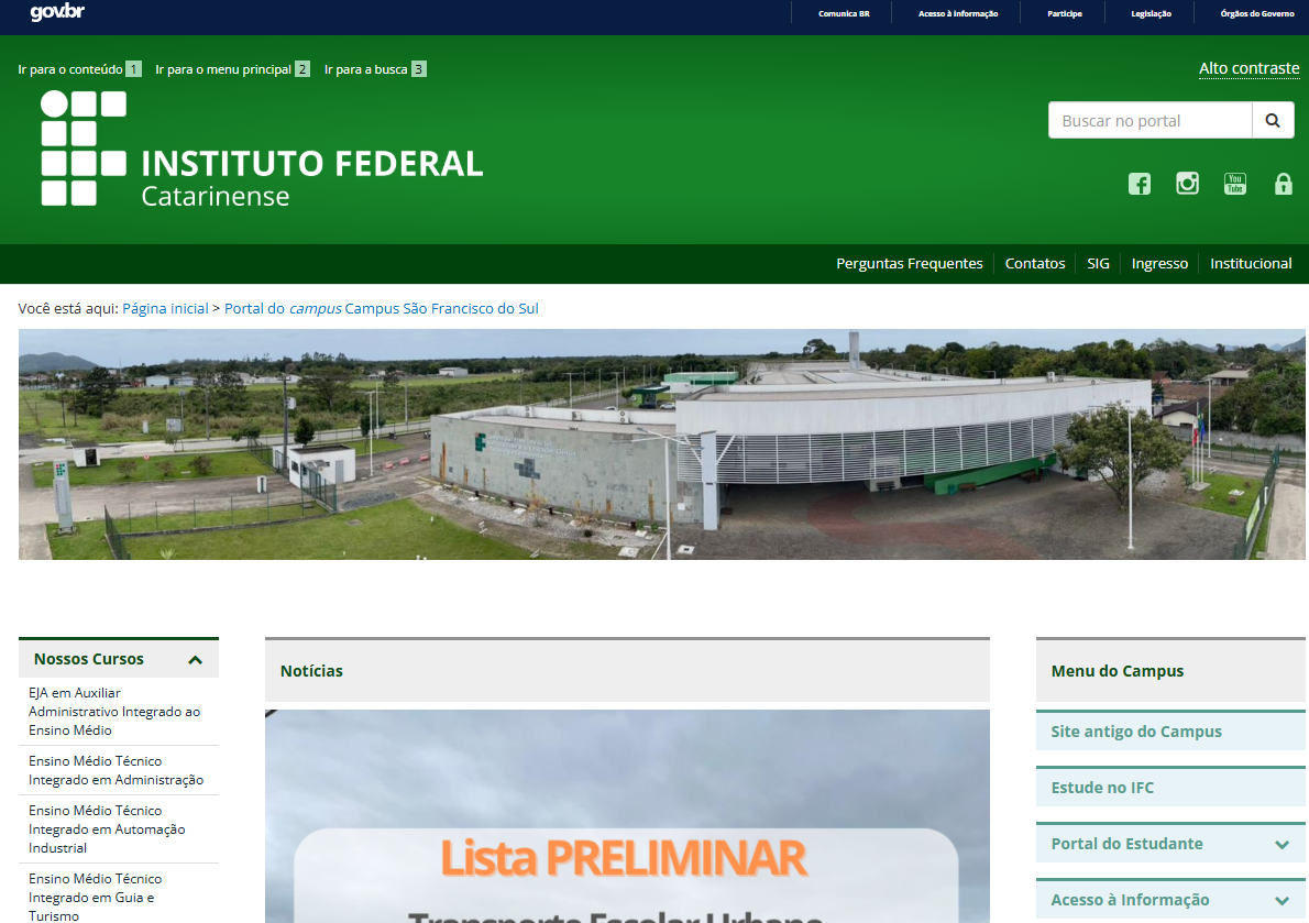 Imagem congelada da página inial do novo site contendo o Cabeçalho em verde com logo do IFC totalmente em branco abaixohá a identificação com uma imagem panorâmica da frente do campus, e abaixo os menus disponíveis da nova página.